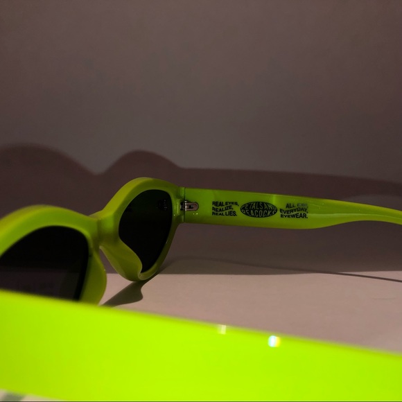 SALE Petals and Peacocks Sunglasses - Picture 8 of 9